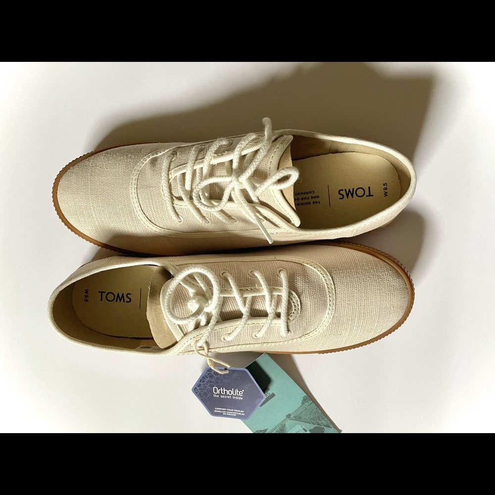 NWT! TOMS lace up summertime sneakers, Ladies 9.5